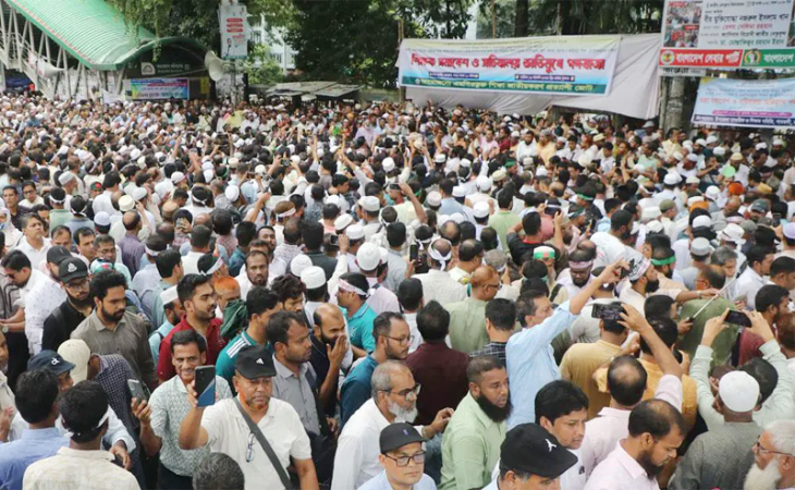 শহীদ মিনারে ফিরে গেলেন শিক্ষকরা, দাবি না মানলে কাল ‘লংমার্চ টু যমুনা’