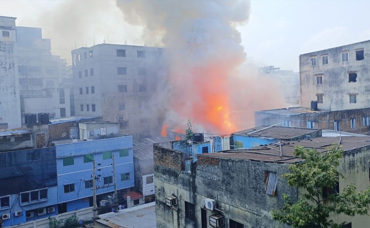 মিরপুরে পোশাক কারখানা ও রাসায়নিক গুদামের আগুনে মৃত্যু বেড়ে ১৬