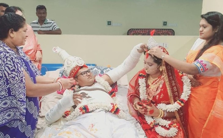 ‘আহত বর, হাসপাতালের বেডেই বসলো ব্যতিক্রমী বিয়ের আসর’