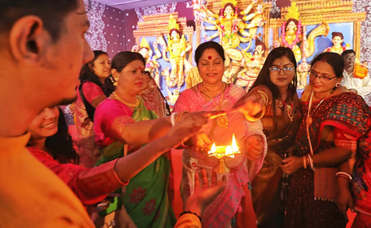 শারদীয় দুর্গাপূজার সপ্তমীতে চলছে দেবীদর্শন ও আরাধনা