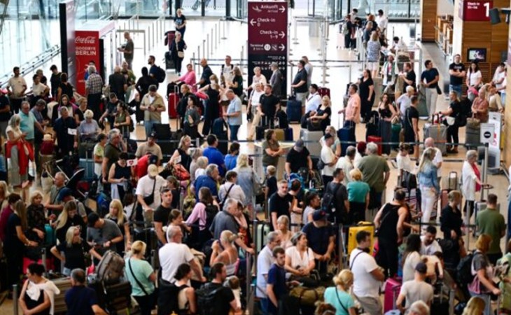 এয়ার ট্রাফিক কন্ট্রোলারের অভাবে যুক্তরাষ্ট্রজুড়ে ৮ হাজার ফ্লাইট বিলম্বিত