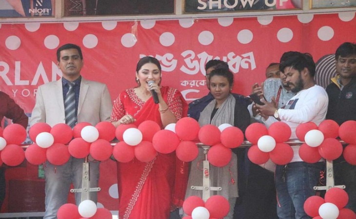 ময়মনসিংহে হারল্যান স্টোর উদ্বোধনে অপু বিশ্বাস