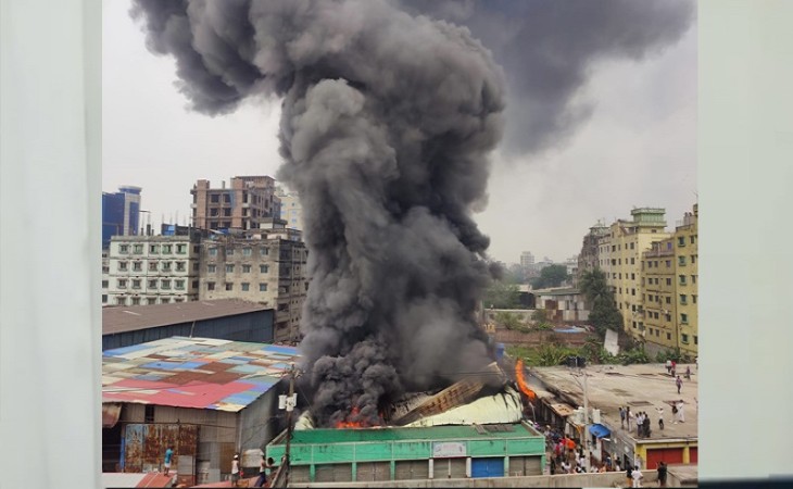রাজধানীতে গ্যাস লাইটার কারখানায় আগুন, নিয়ন্ত্রণে ৭ ইউনিট