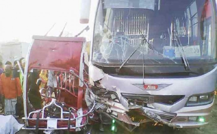 গাইবান্ধায় হানিফ বাসের ধাক্কায় অটোরিকশার ৬ যাত্রী নিহত