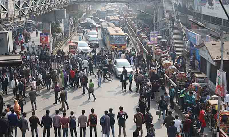 সায়েন্সল্যাব ও টেকনিক্যাল মোড়ে সাত কলেজের শিক্ষার্থীদের অবরোধ