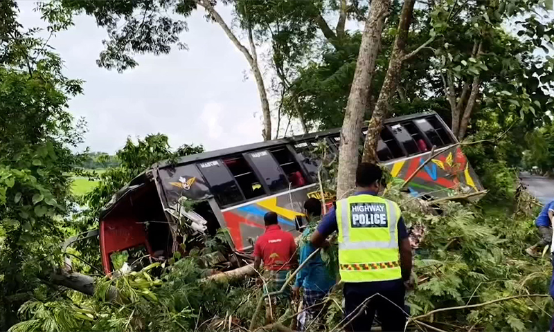 গোপালগঞ্জে যাত্রীবাহী বাস খাদে, আহত ২০