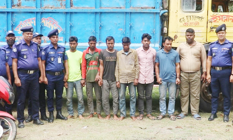 নওগাঁয় দেশি অস্ত্রসহ আন্তঃজেলা ডাকাত দলের ৭ সদস্য গ্রেপ্তার
