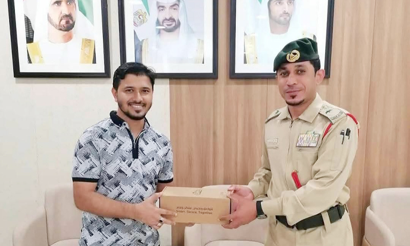 সততার জন্য প্রবাসী বাংলাদেশিকে সম্মাননা দিল দুবাই পুলিশ