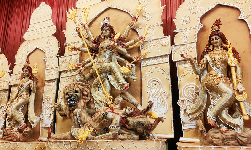 দর্শনার্থীদের নজর কাড়ছে পাটের তৈরি দুর্গা প্রতিমা