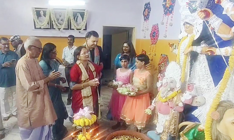 পশ্চিমবঙ্গে মুসলিম শিল্পীর তৈরি প্রতিমায় পূজা করছে এইচআইভি আক্রান্ত শিশুরা