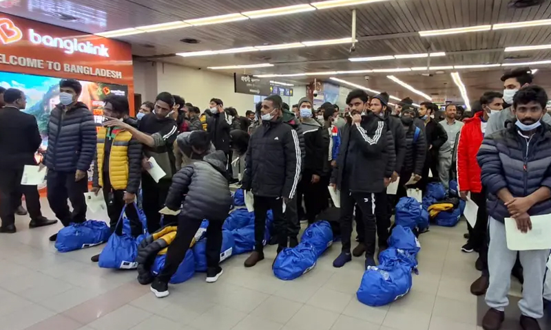 লিবিয়া থেকে দেশে ফিরলেন ১৭৫ বাংলাদেশি
