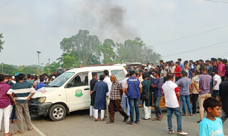 চট্টগ্রাম-রাঙামাটি সড়কে লাশের গাড়ি নিয়ে সড়ক অবরোধ-আল্টিমেটাম 