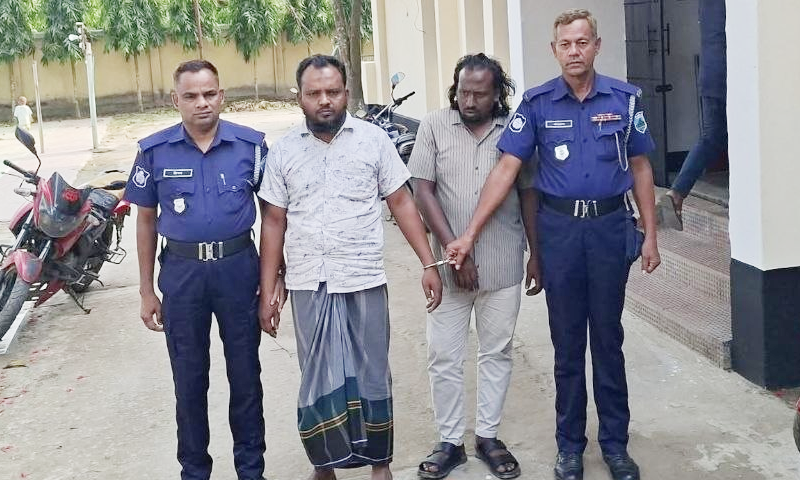 মান্দায় গভীর রাতে লরি থেকে তেল মজুতের সময় ব্যবসায়ী ও চালক আটক