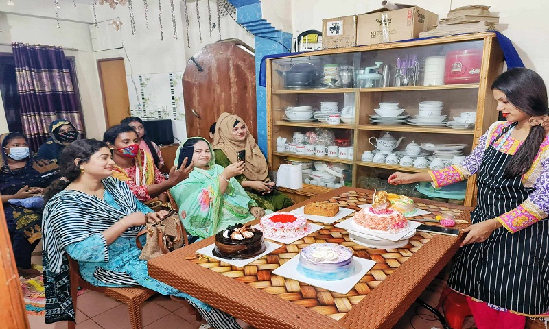 অনলাইনে কেক বিক্রি করে স্বাবলম্বী জ্যোতি