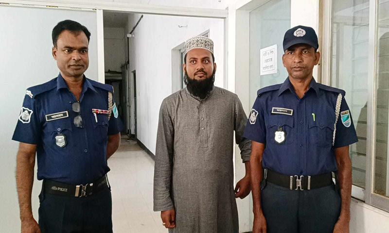 খালেদা জিয়াকে নিয়ে অশালীন মন্তব্য : ইমাম গ্রেপ্তার