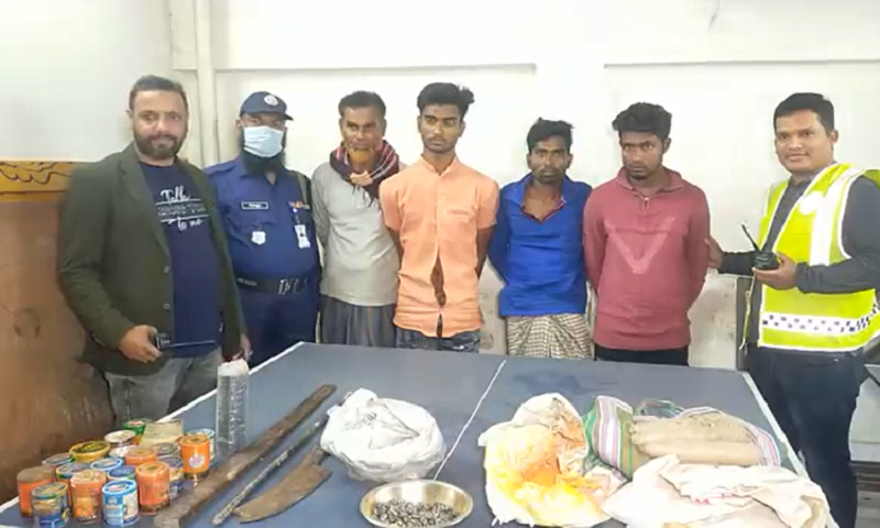 বেনাপোলে ৯টি তাজা বোমা, বোমার সরঞ্জামসহ আটক ৪