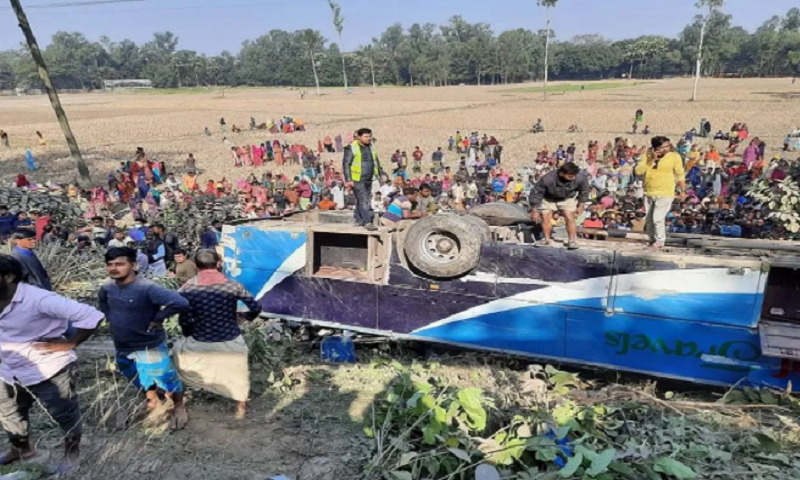 সিরাজগঞ্জে বাস উল্টে ভ্যানকে চাপা, নিহত ৫