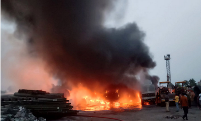 বেনাপোল বন্দরে পাঁচ ভারতীয় ট্রাক পুড়ে ছাই