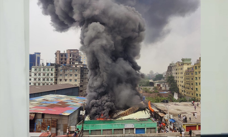 রাজধানীতে গ্যাস লাইটার কারখানায় আগুন, নিয়ন্ত্রণে ৭ ইউনিট