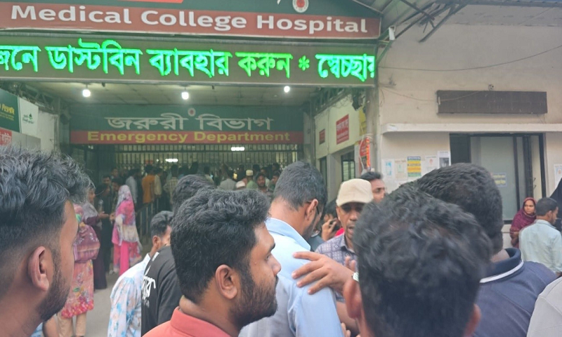  ঢাকা মেডিকেলে চিকিৎসক ও ঢাবি শিক্ষার্থীদের সংঘর্ষ, জরুরি বিভাগে সেবা বন্ধ