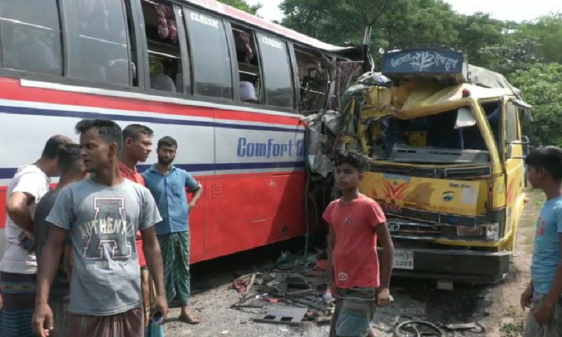 বাগেরহাটে বাস-ট্রাক সংঘর্ষ, শিশুসহ নিহত ৩