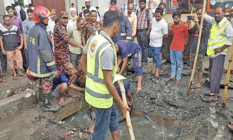 টঙ্গীতে খোলা ম্যানহোলে পড়ে  নারী নিখোঁজ
