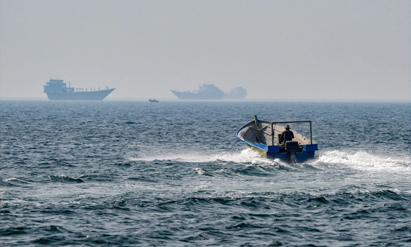 হরমুজ প্রণালিতে একদিনে পণ্যবাহী তিন জাহাজে ইরানের হামলা