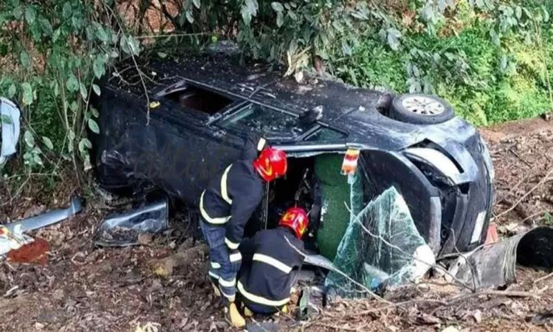 বাসের ধাক্কায় মাইক্রোবাস খাদে পড়ে নিহত ৩