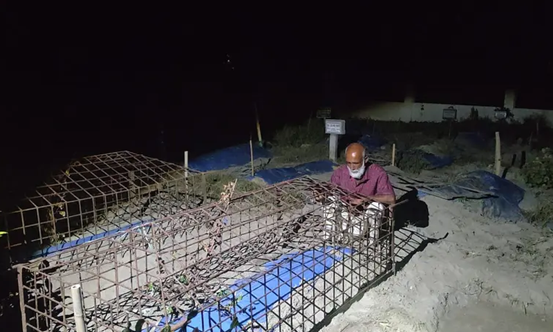 লাশ চুরির ভয়ে সন্তানের কবর পাহারা দিচ্ছেন বাবা