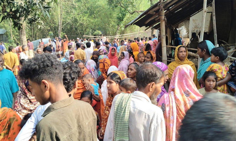 নওগাঁয় একই পরিবারের ৪ জনকে গলা কেটে হত্যা
