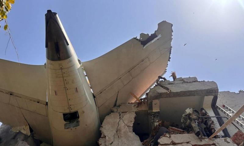 উড্ডয়নের পাঁচ মিনিট পর যে ভবনে ভেঙে পড়ে বিমানটি 