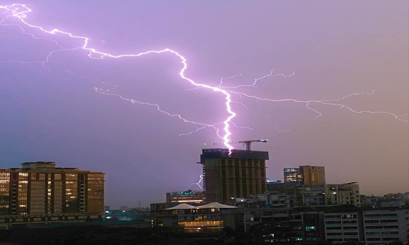 ঢাকাসহ ১৭ অঞ্চলে দুপুরের মধ্যে ঝড়ের পূর্বাভাস: বৃষ্টি চলবে আরো ৫ দিন 